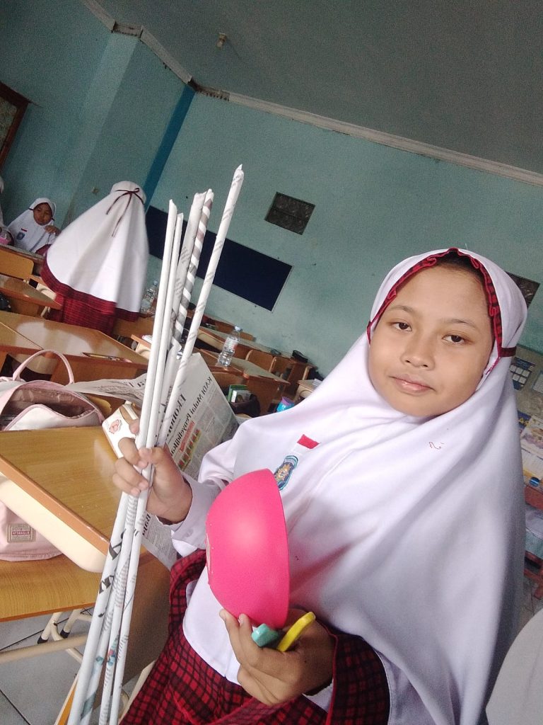 Kreasi Kreatif dari Barang Bekas: Mengubah Koran Jadi Anyaman Cantik dan Serbaguna