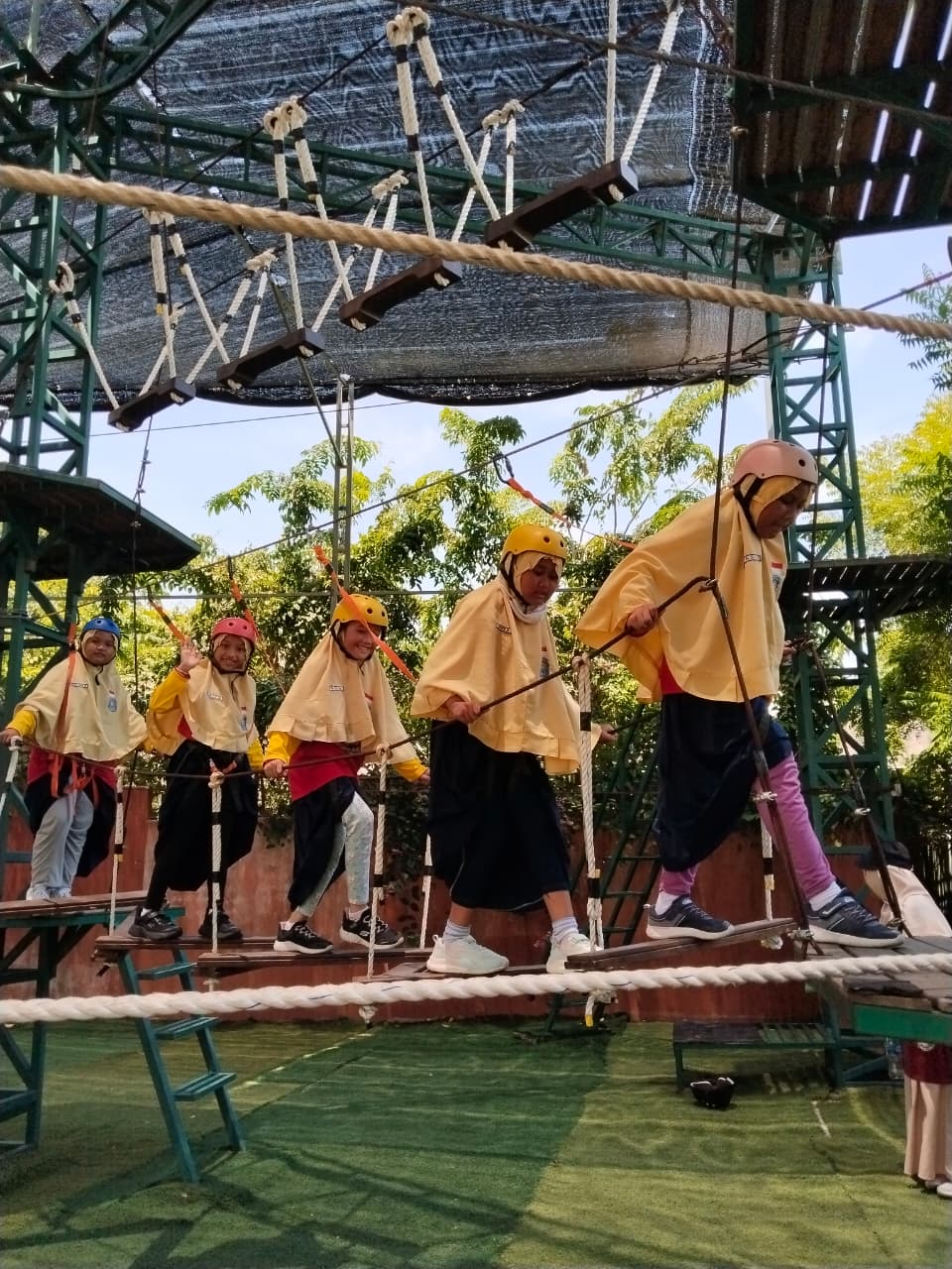 Keceriaan Siswa Kelas 3 SD Muhammadiyah 2 Bojonegoro di Maharani Zoo