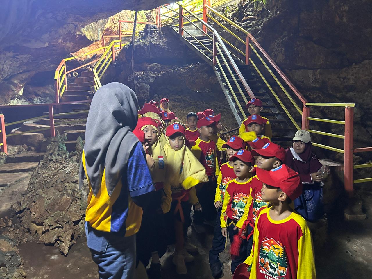 Mengembangkan Karakter dan konservasi: 113 Siswa SD Muhammadiyah 2 Bojonegoro Menghadapi Tantangan Outbound dan Reptil di Jatiwangi Tuban