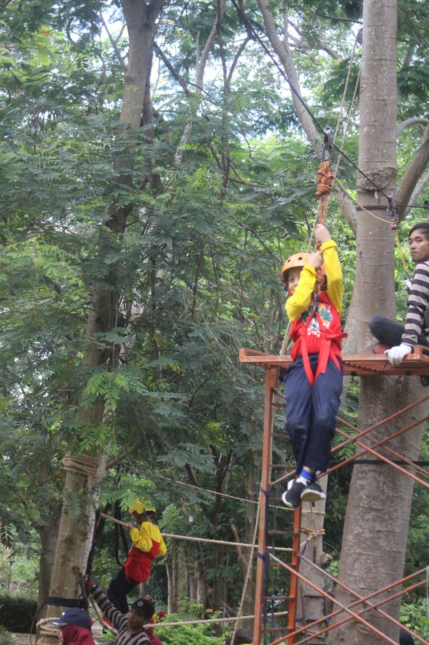 Petualangan Cerdas Kelas 2 SD Mudabo: Naik Jeep Jelajahi Sendang Asmoro dan Taklukan Flying Fox