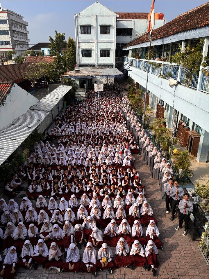 Hangat dan Khidmat, Keluarga besar SD Mudabo Rayakan Halal Bihalal di Hari Pertama Sekolah