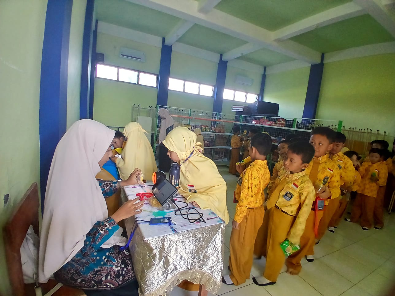 Belanja Praktis dan Aman, Siswa SD Muhammadiyah 2 Bojonegoro Gunakan ID Card untuk Bertransaksi di Kantin